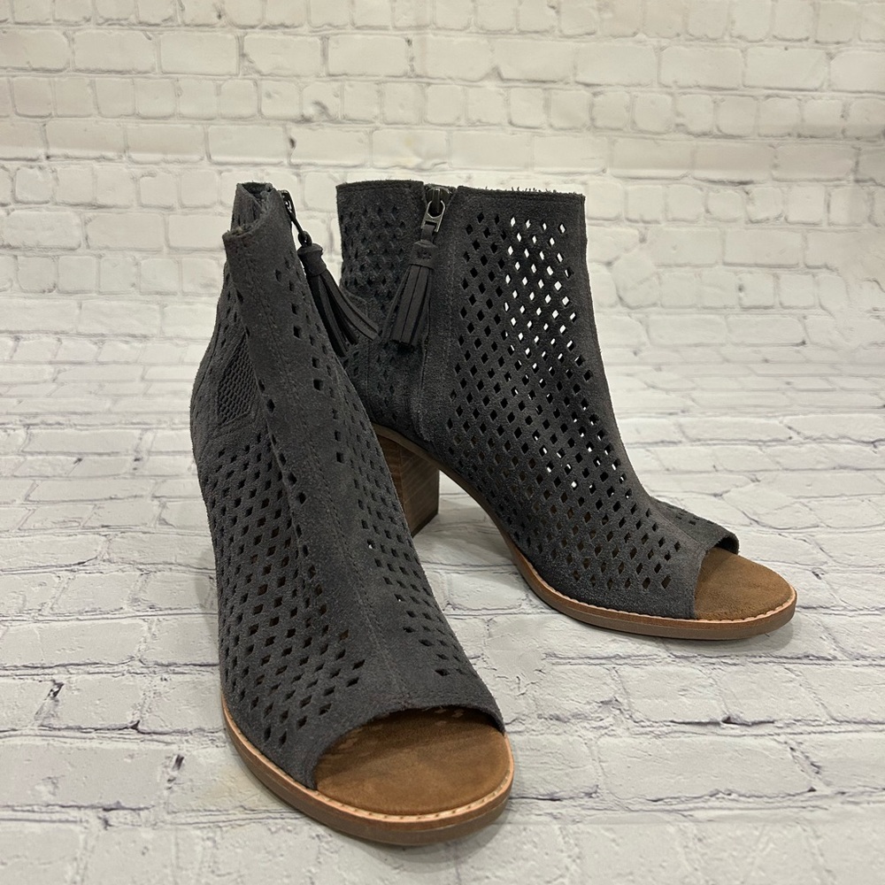 Toms Majorca Perforated Gray Suede Ankle Booties Size 9